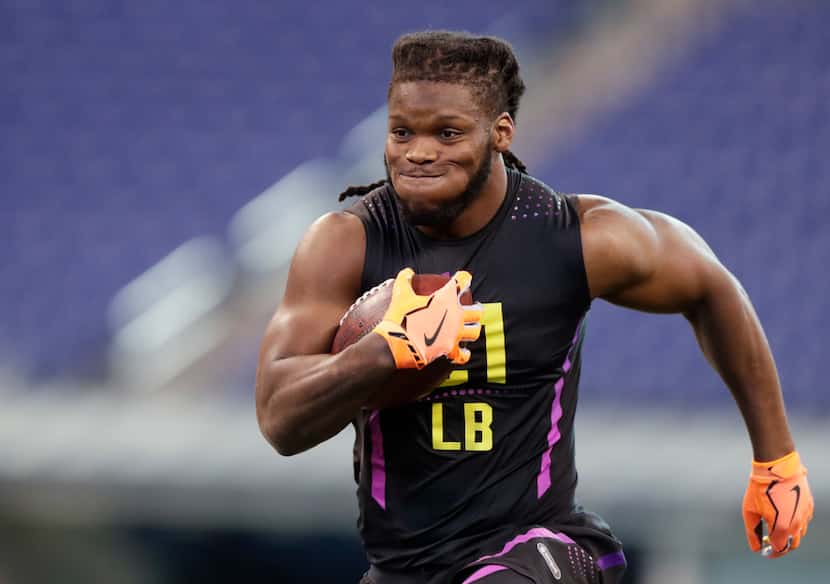 Texas linebacker Malik Jefferson runs a drill at the NFL football scouting combine in...
