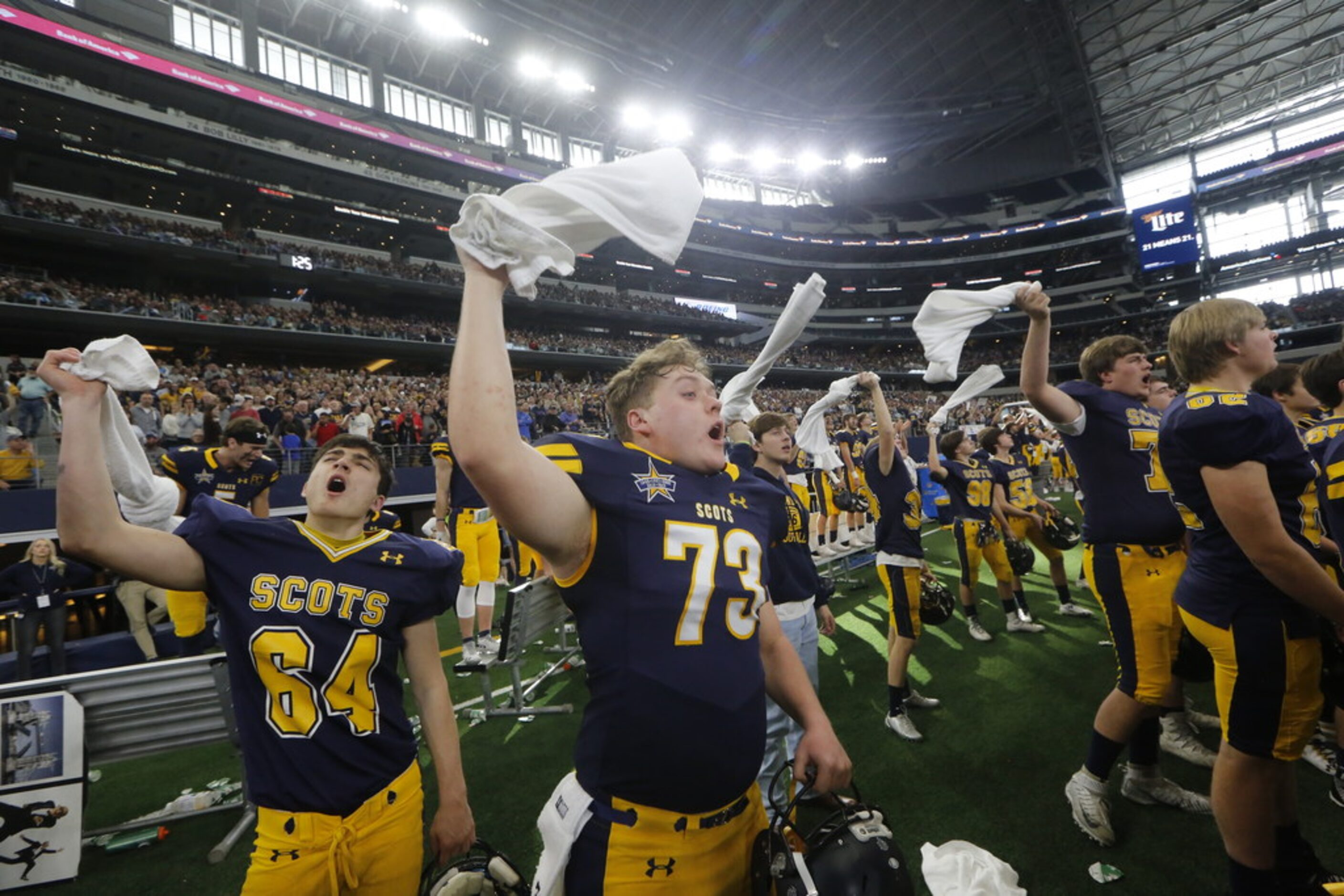 Highland Park celebrates beating Shadow Creek 27-17 to win the Class 5A Division I football...