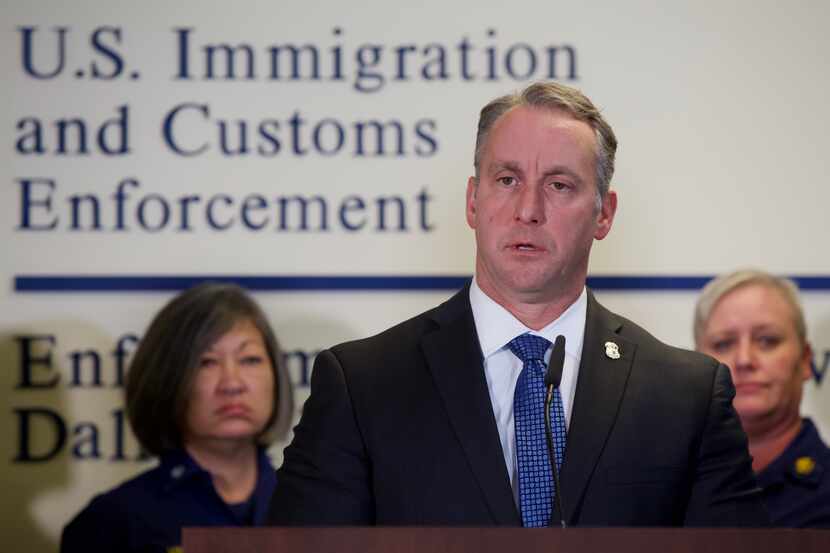 El director encargado de ICE, Matthew Albence dijo que las detenciones de indocumentados han...