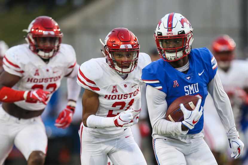 Southern Methodist Mustangs wide receiver James Proche (3) breaks away from Houston Cougars...