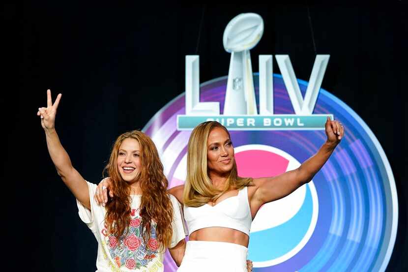 Jennifer López y Shakira, quienes encabezarán el espectáculo del medio tiempo del Super Bowl...