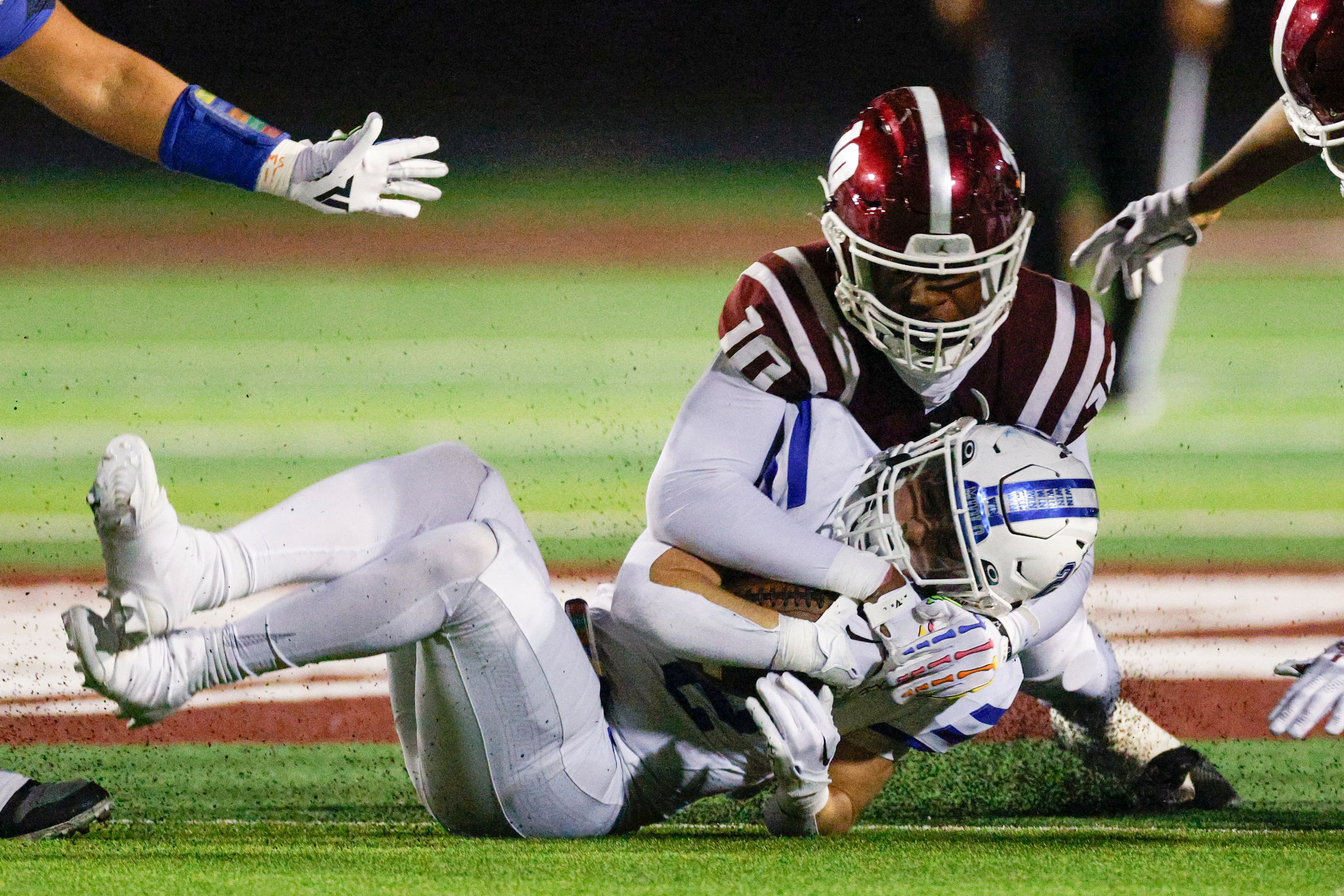 Red Oak linebacker TJ Stocker (10) tackles Midlothian running back Slater Callahan (2)...