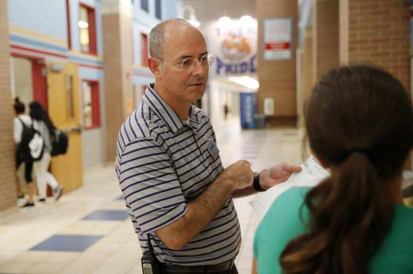 El director Mitch Curry platica con un estudiante que desconoce su clae en la secundaria...