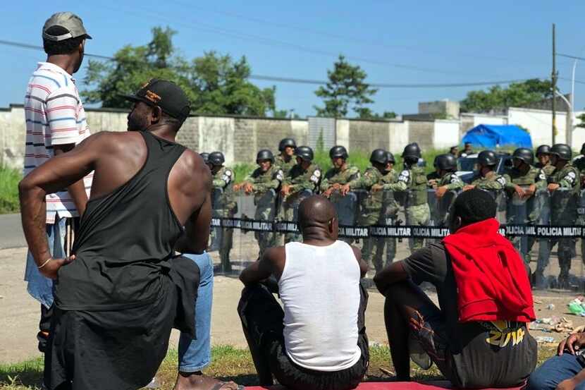 Migrantes africanos y haitianos se enfrentaron con agentes de la Guardia Nacional y de la...