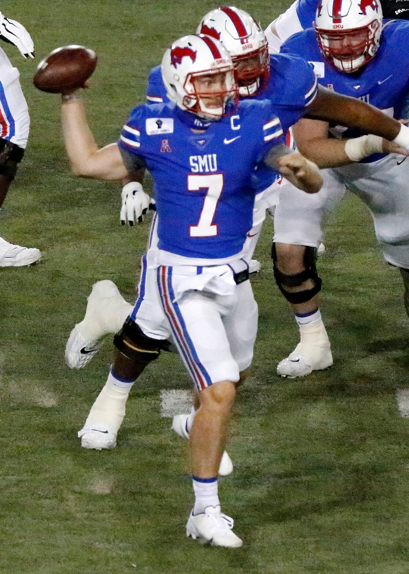 Southern Methodist Mustangs quarterback Shane Buechele (7) throws on the run during the...