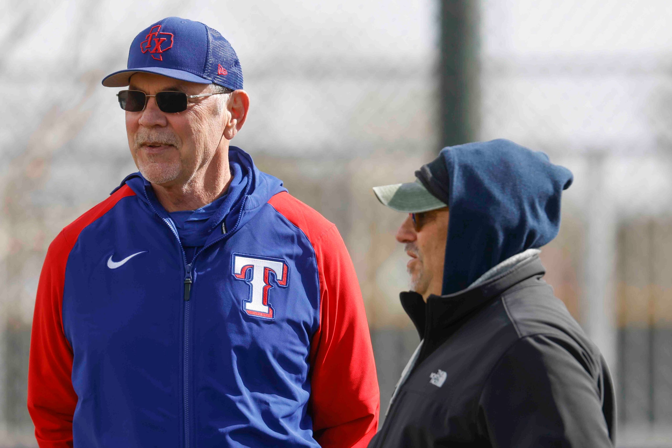 Texas Rangers manager Bruce Bochy, left, talks to Dallas Morning News baseball writer Evan...