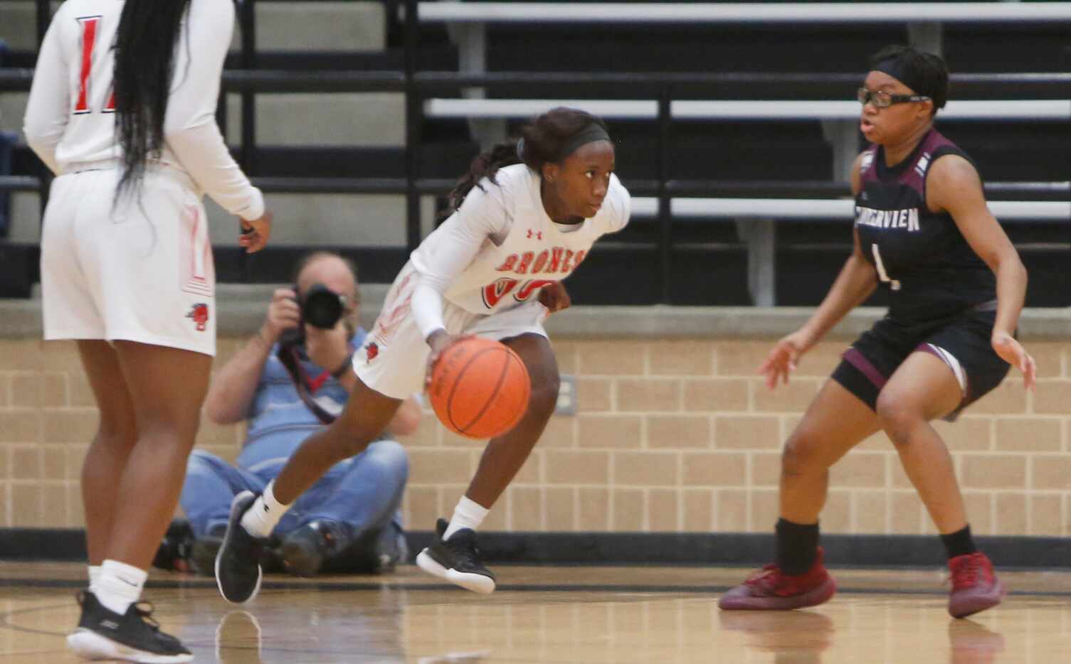 Mansfield Legacy guard Coniah Cooley (00) drives against the defense of Mansfield...