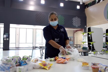 María Lorena Trejo prepara los paquetes de comida que serán entregados más tarde a las...