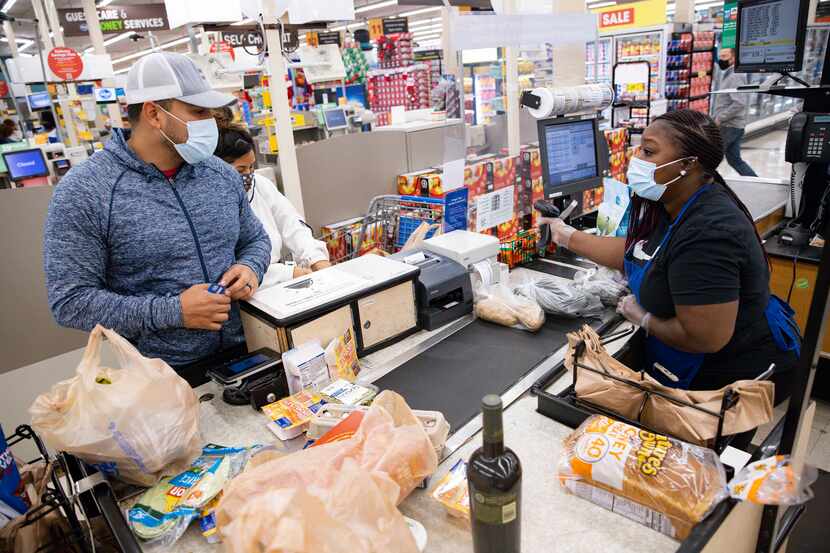 Carlos Barrera hace una donación de $5 en el primer día de la campaña de Kroger "End Hunger...