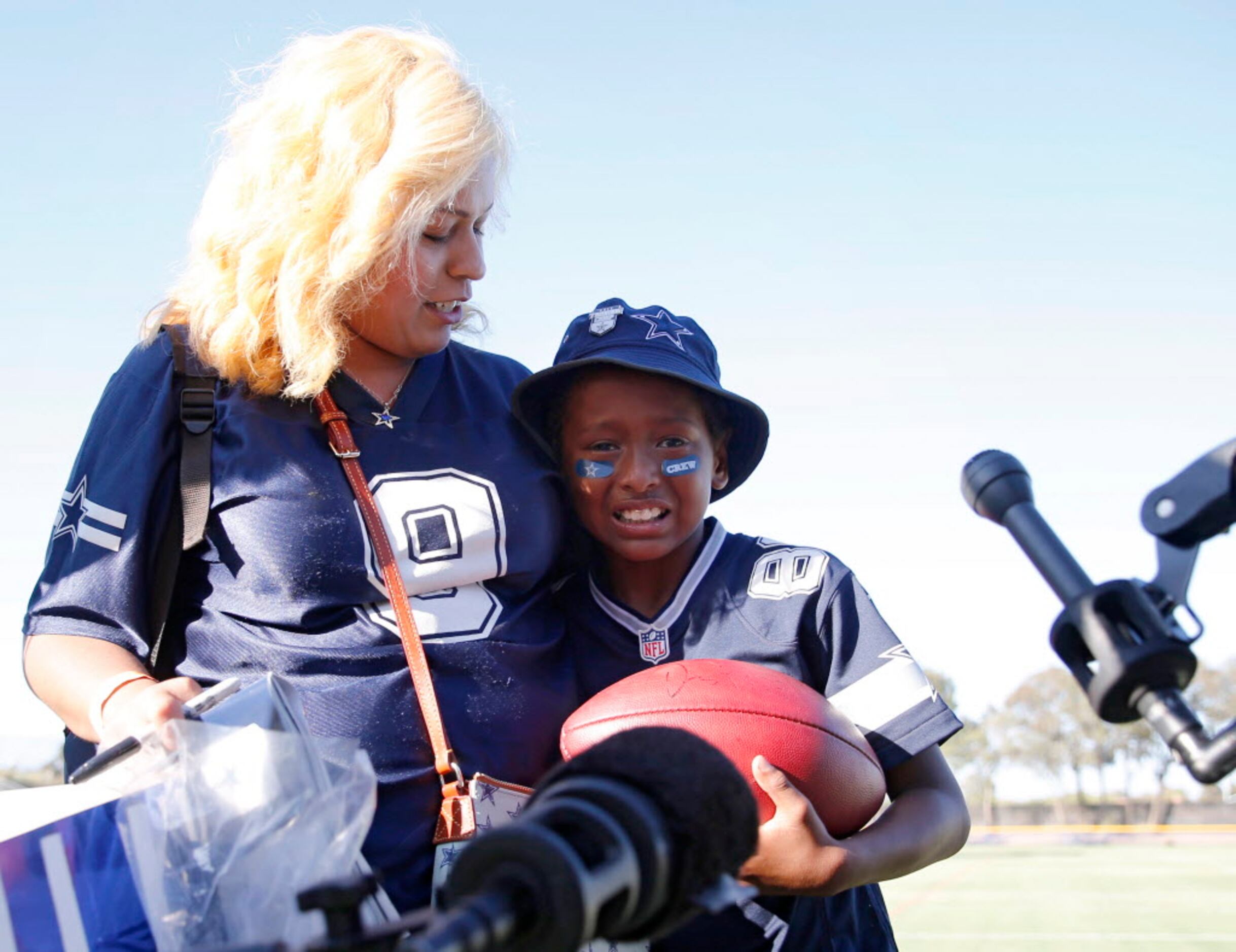 SEE IT: 9-year-old Cowboys fan cries tears of joy before having a catch  with Dez Bryant on his birthday – New York Daily News