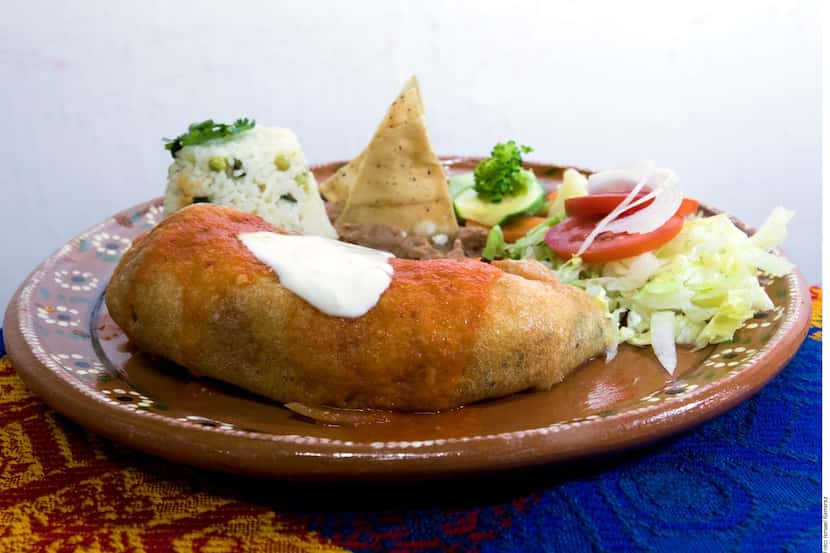 Presentación de los chiles rellenos de queso acompañados de ensalada de lechuga, frijoles y...