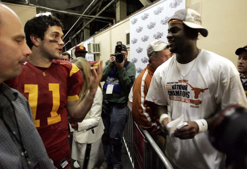Matt Leinart, left, congratulates Vince Young, right, after UT beat USC in the Rose Bowl to...