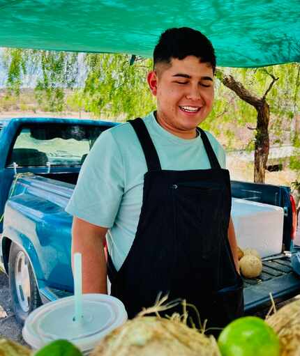 Adrián Robles Aguillón trabaja en un puesto de frutas en La Sauceda, Guanajuato. Robles...