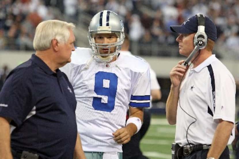 ORG XMIT: *S0428215373* Dallas head coach wade Phillips, QB Tony Romo and  offensive...