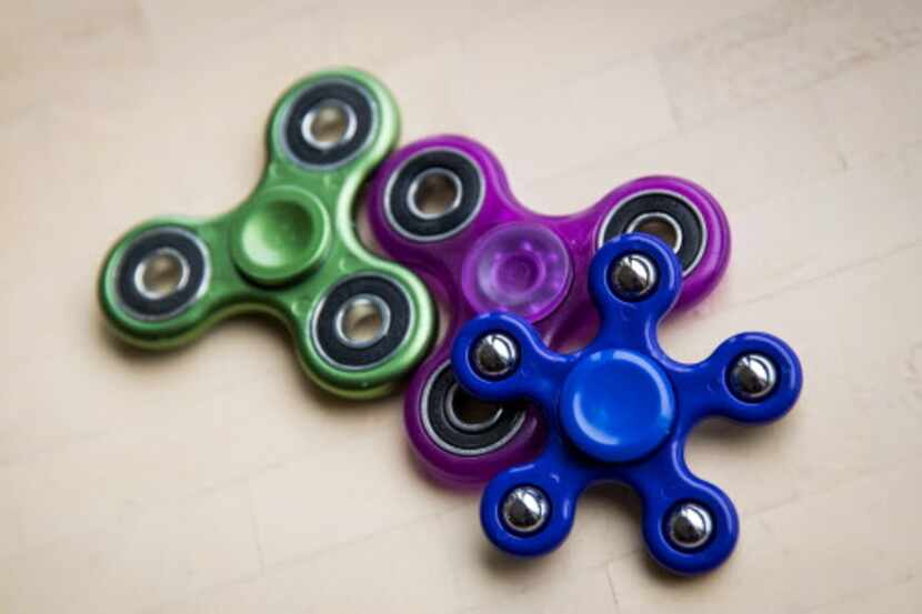 Los fidget spinners son un juguete de moda. Algunos maestros los detestan, pero otros creen...