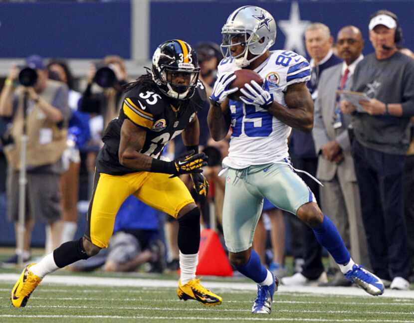 Dallas Cowboys wide receiver Kevin Ogletree (85) pulls in a pass before Pittsburgh Steelers...