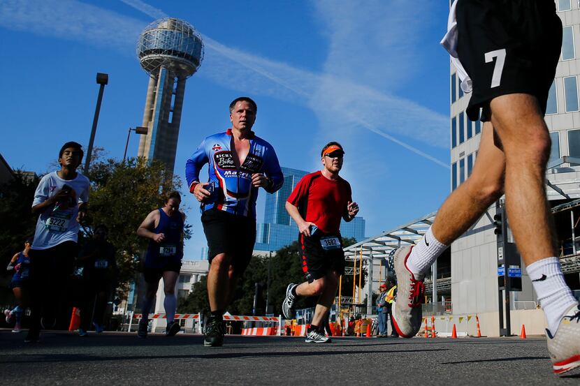 Runners round the corner onto Young Street during the Dallas YMCA Turkey Trot.