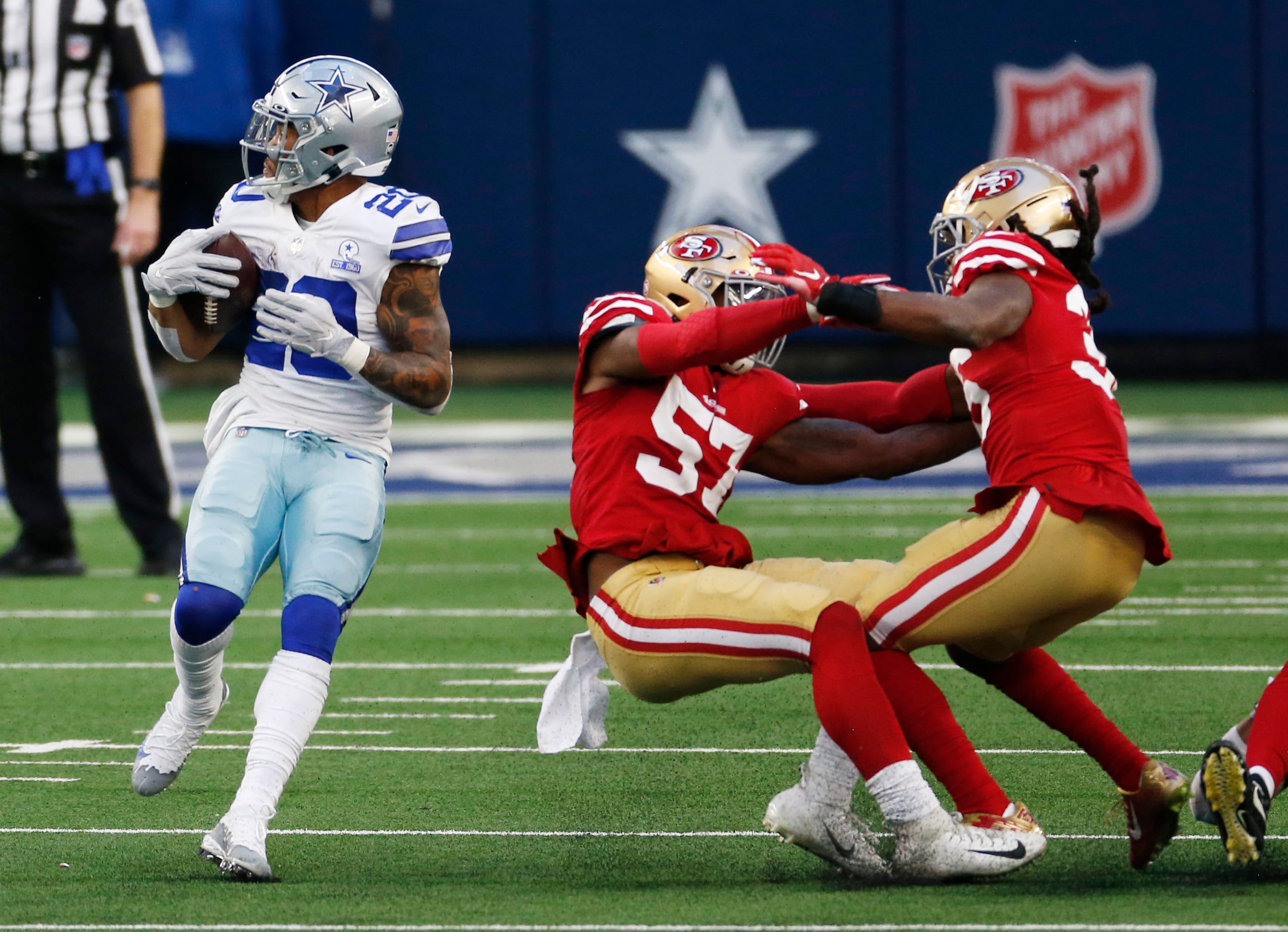 Dallas Cowboys running back Tony Pollard (20) spins away from San Francisco 49ers outside...