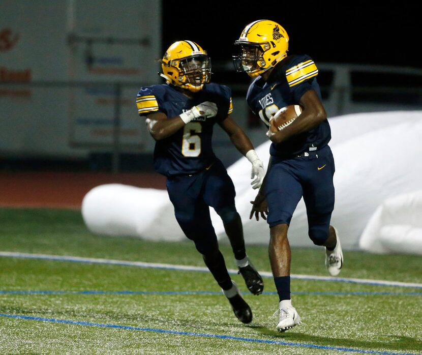 Arlington Lamar's Jordan Williams (6) celebrates with Trevon West (19) after West scored a...