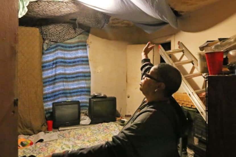 
				Joanne Bonner muestra el techo dañado en la casa donde vive con su familia, en Lawrence...