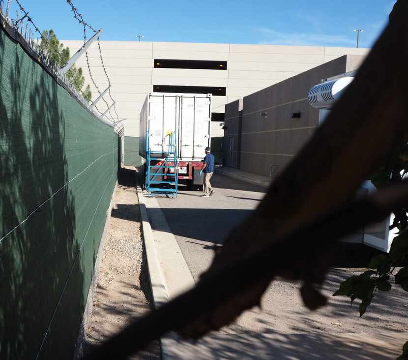En la imagen, uno de los camiones refrigerados que El Paso solicitó para almacenar...