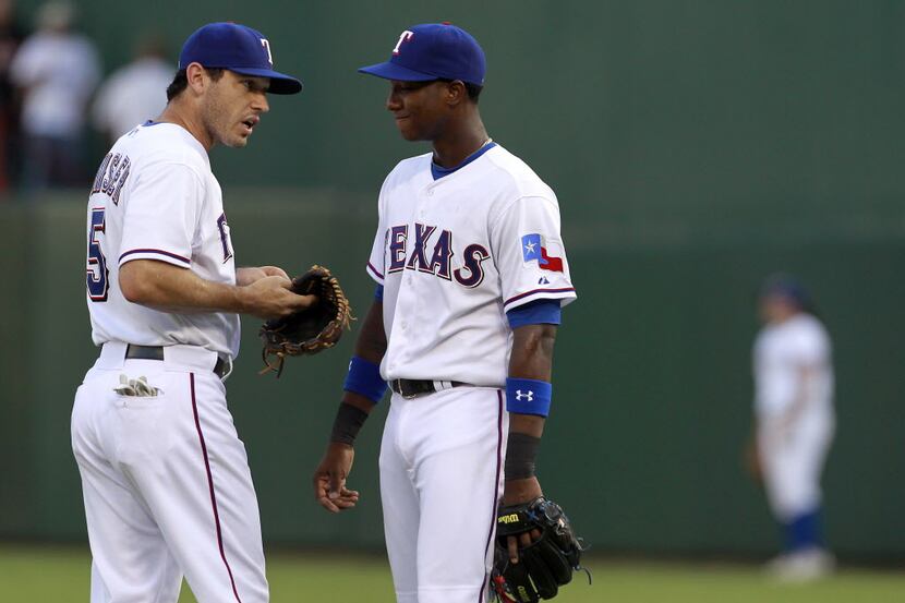 Texas Rangers second baseman Ian Kinsler (5) talks with Texas Rangers third baseman...