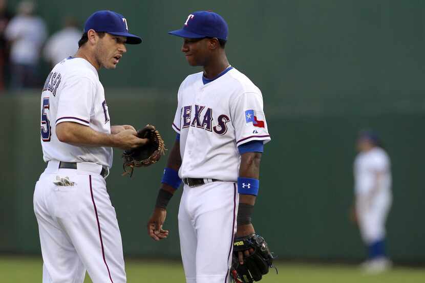 Texas Rangers second baseman Ian Kinsler (5) talks with Texas Rangers third baseman...
