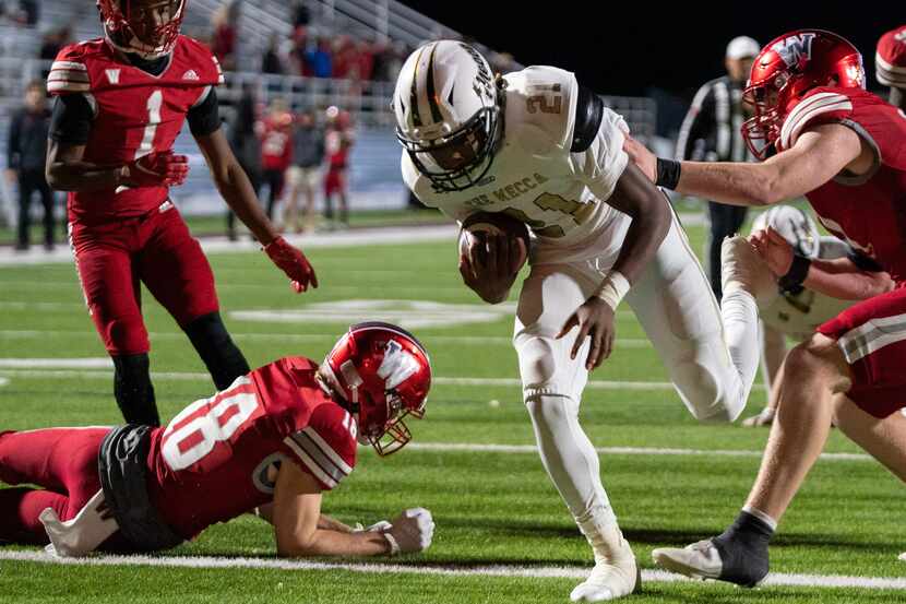 South Oak Cliff junior running back Danny Green (21) runs into the end zone ahead of Woodrow...