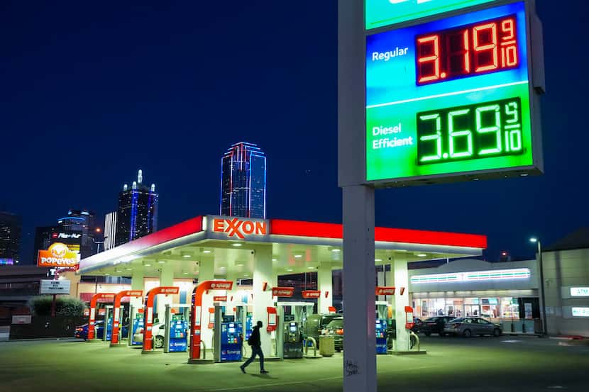 Los precios de la gasolina se mantienen altos en la región.