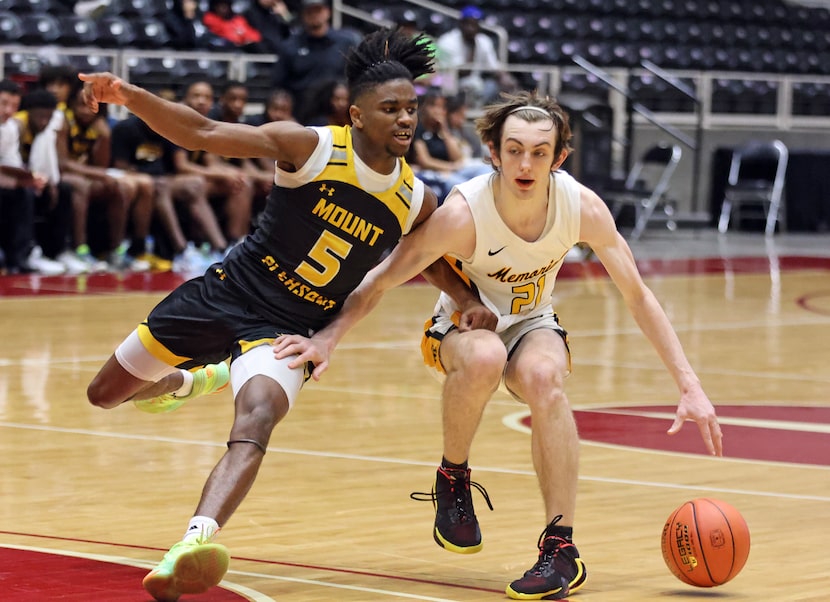 Frisco Memorial's Drew Steffe (21) is pressed by Mt. Pleasant's Edward Wilder (5) during the...