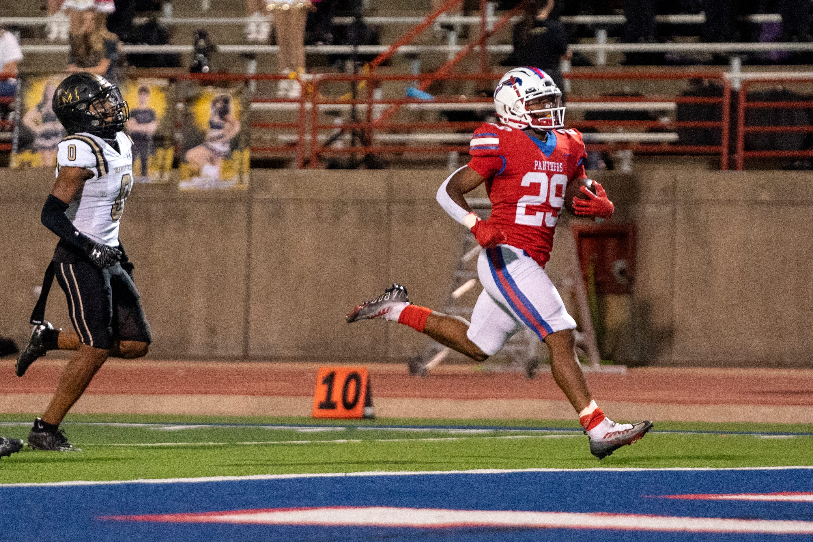 Duncanville junior running back Caden Durham (29) scores ahead of Mansfield senior defensive...