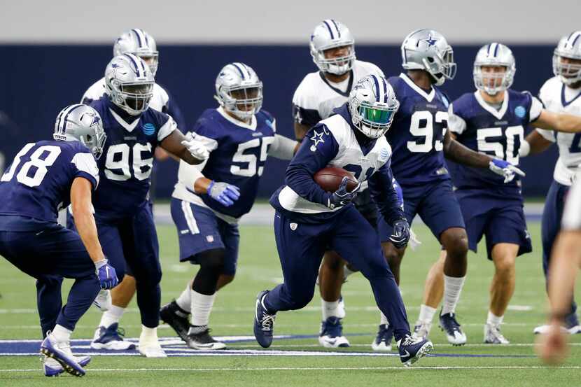 Dallas Cowboys running back Ezekiel Elliott (21) runs up the field on a play in practice...