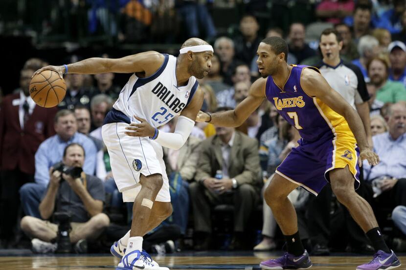 Dallas Mavericks' Vince Carter (25) looks for an opening to the basket against Los Angeles...