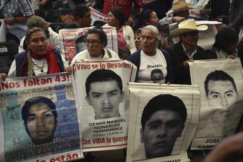 Familiares y de los 43 desaparecidos de Ayotzinapa durante la lectura en 2019 del reporte...