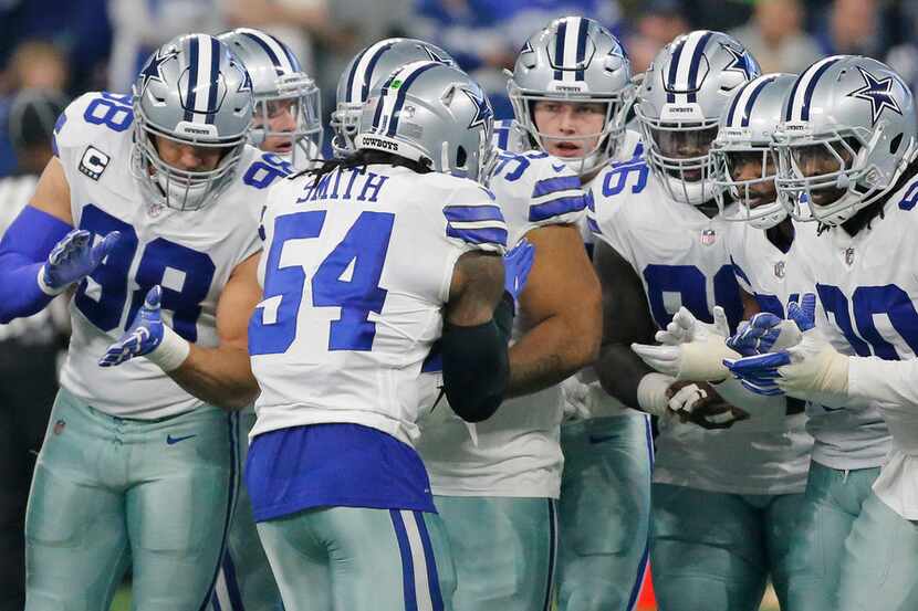 Cowboys linebacker Jaylon Smith (54) leads the defensive huddle during a game against the...