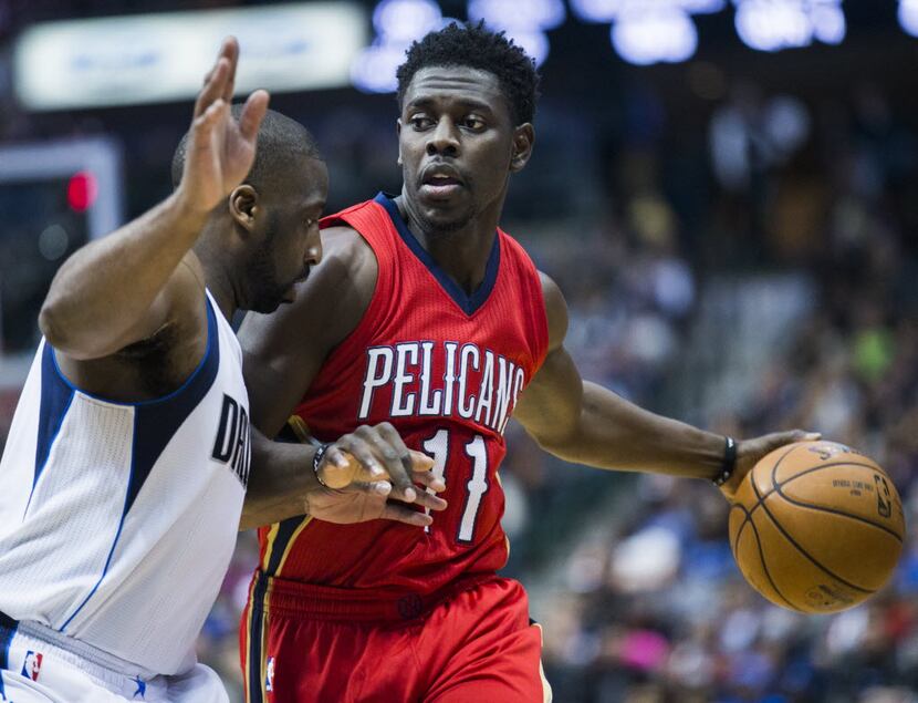 Dallas Mavericks guard Raymond Felton (2) holds off New Orleans Pelicans guard Jrue Holiday...