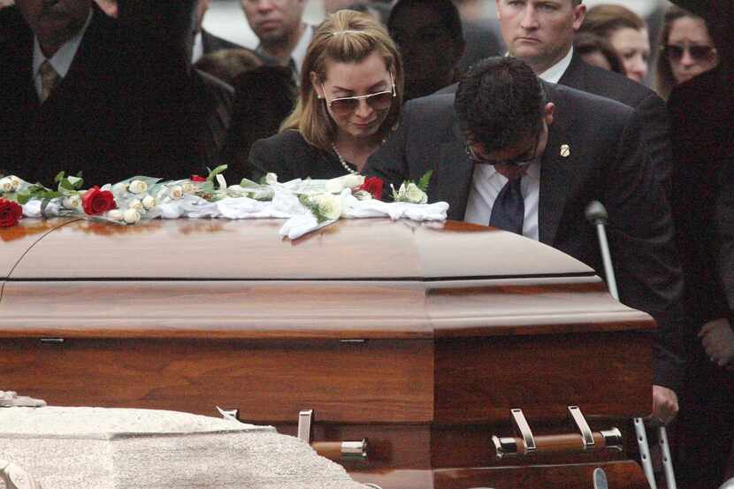Víctor Ávila (der.) lamenta la muerte de su compañero Jaime Zapata, durante el funeral del...