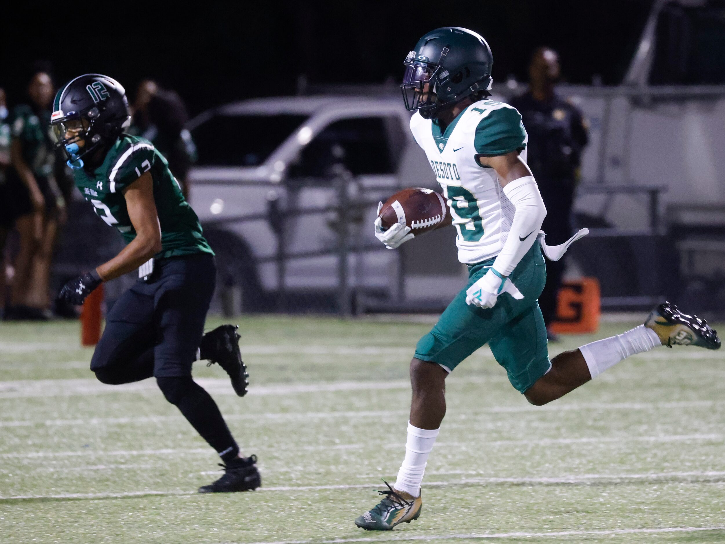 DeSoto High’s Daylon Singleton (19) completes a touchdown against Lake Ridge during the...