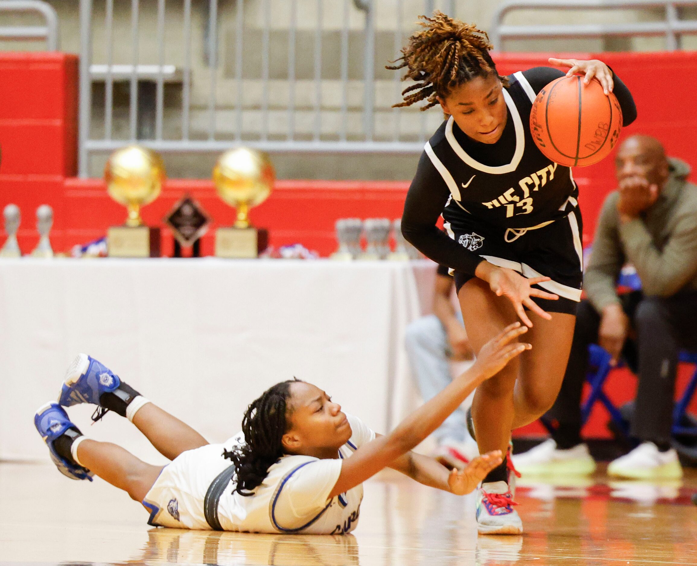 Conway’s Traniyah Weston (left) fails to stop Duncanville high’s Samari  Holeman during the...