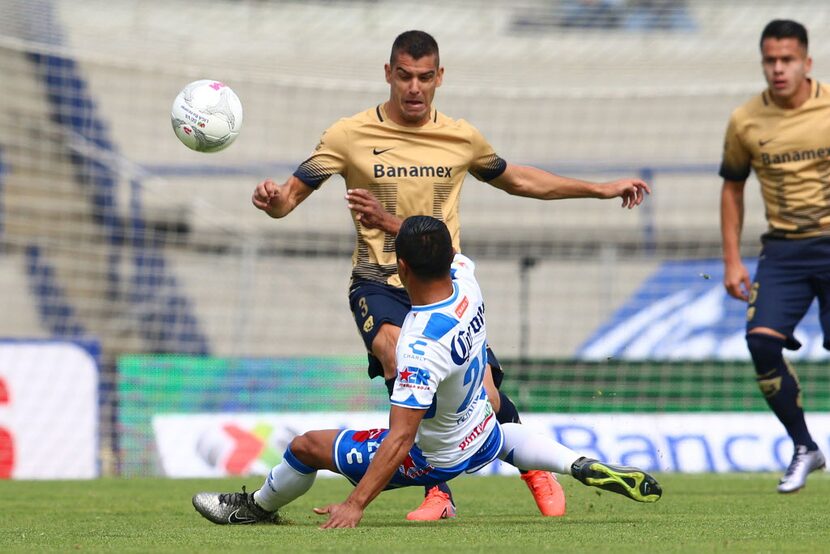 Gerardo Alcoba y los Pumas de la UNAM enfrentan al Emelec de Ecuador.