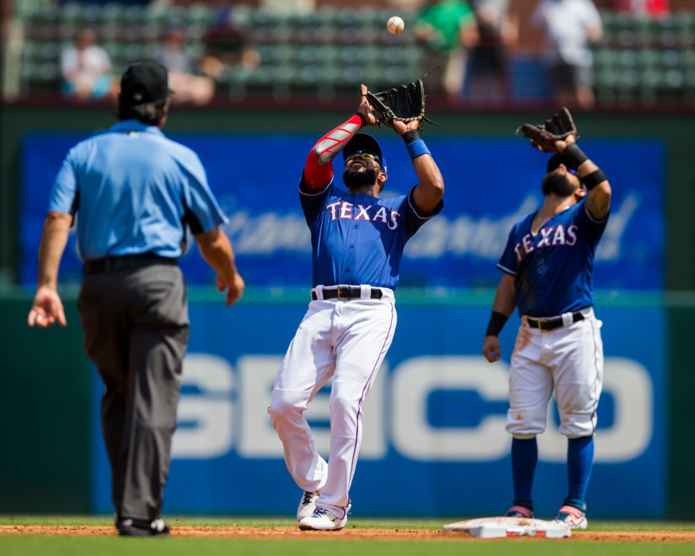 Texas Rangers shortstop Elvis Andrus (1) catches a hit bySeattle Mariners center fielder...