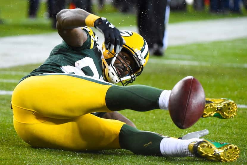 Nov 26, 2015; Green Bay, WI, USA; Green Bay Packers wide receiver James Jones (89) attempts...