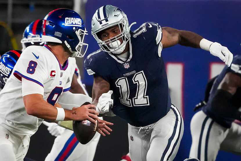 New York Giants quarterback Daniel Jones (8) scrambles away from Dallas Cowboys linebacker...