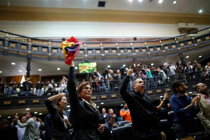 Los legisladores de la oposición gritan “fraude, fraude” durante una sesión de la Asamblea...
