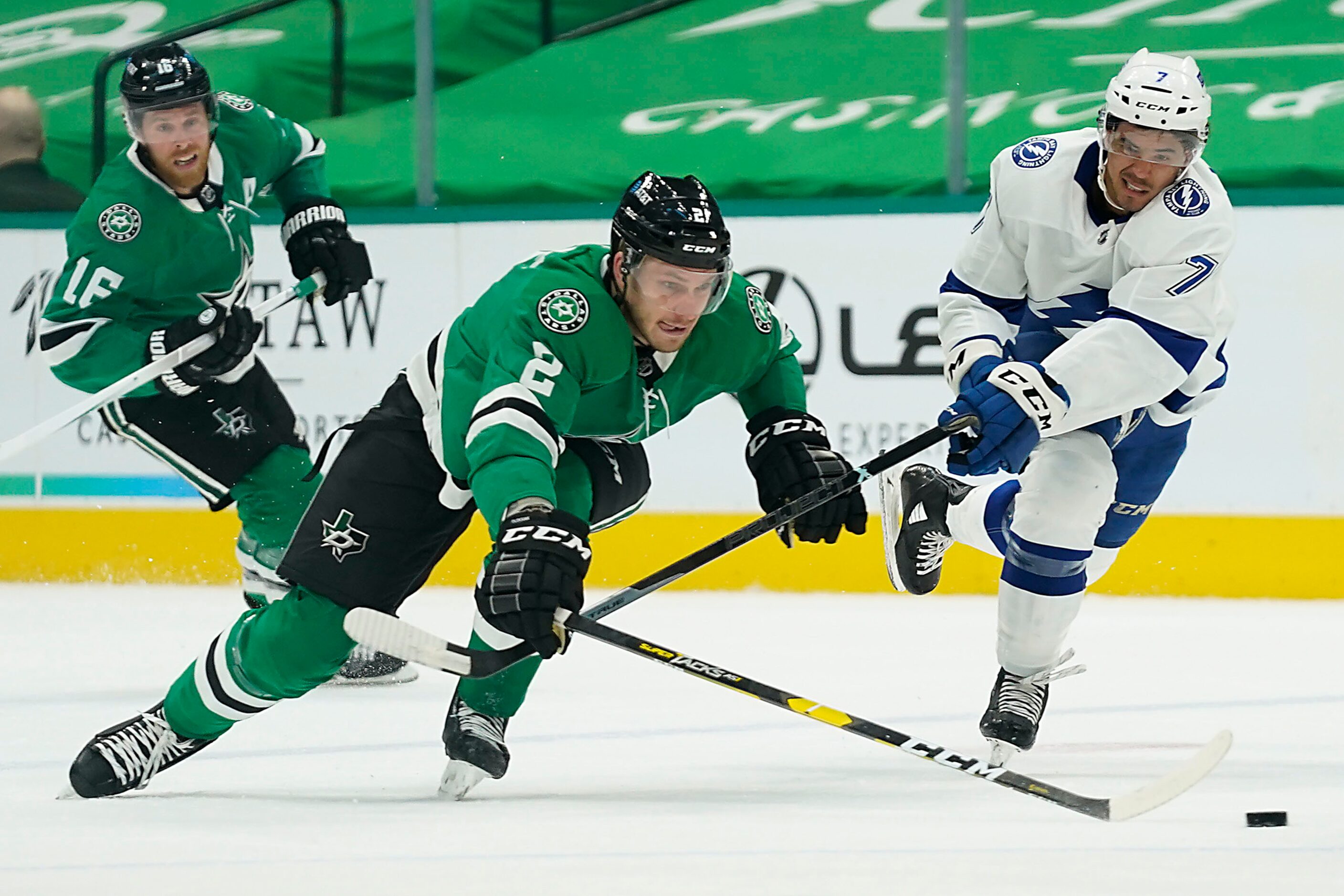 Tampa Bay Lightning defenseman Luke Schenn (2) fights for the puck with Tampa Bay Lightning...