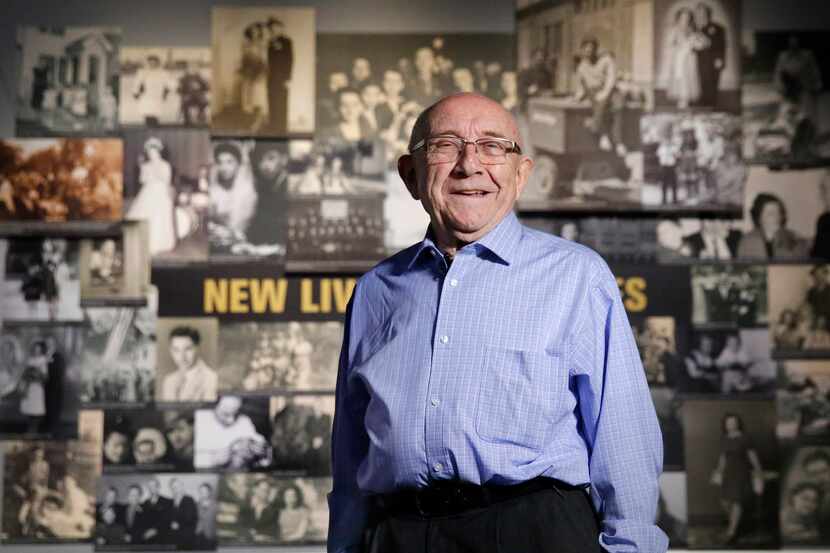 Max Glauben, sobreviviente del Holocausto, junto a fotografías de la exhibición permanente...