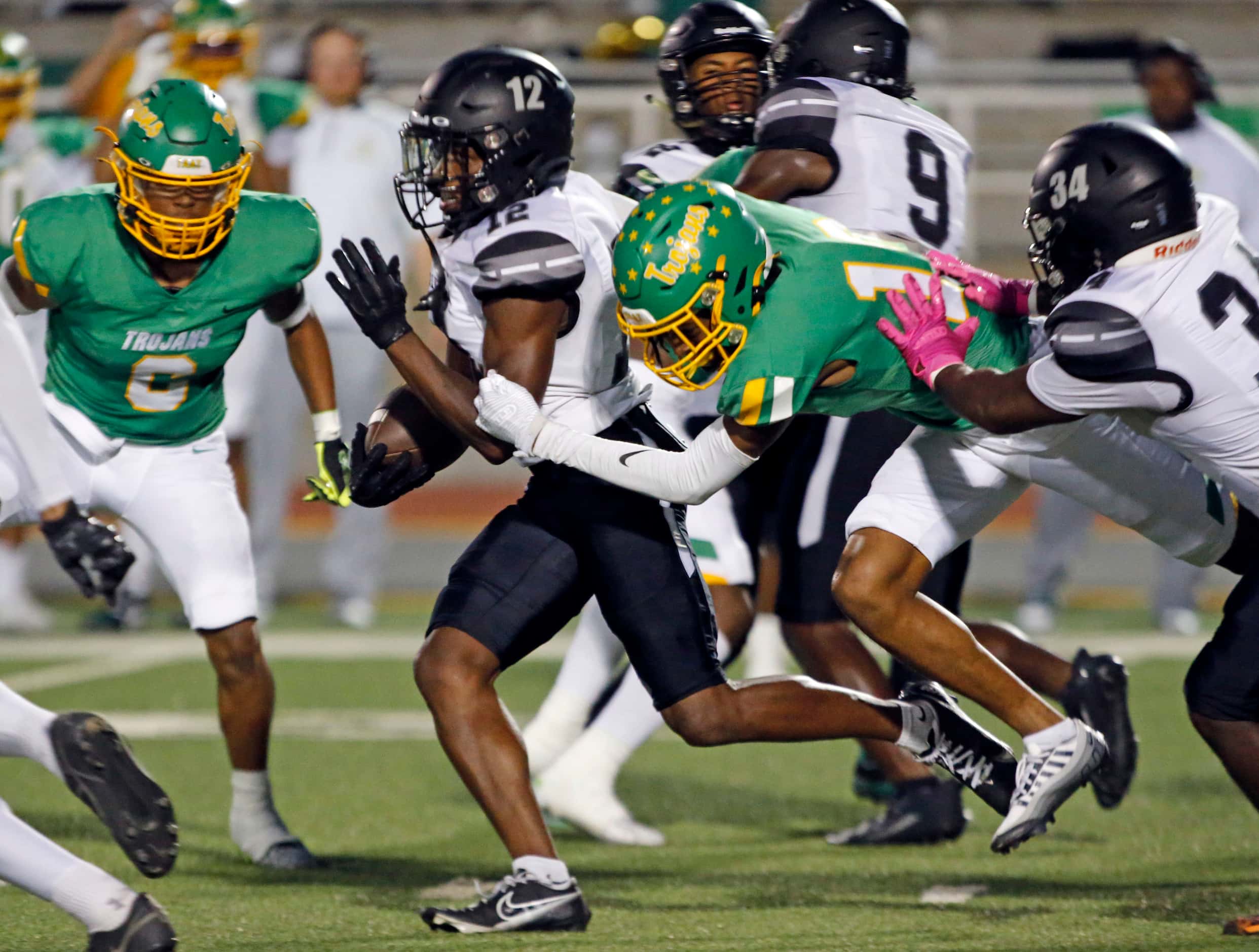Mansfield Timberview’s Elijah Pratt (12) picks up a first down in heavy traffic during the...