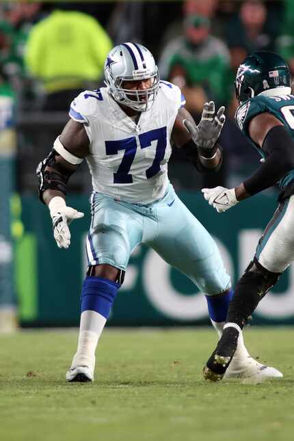 Cowboys left tackle Tyron Smith prepares to block against the Eagles during the Cowboys'...