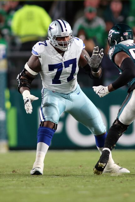 Cowboys left tackle Tyron Smith prepares to block against the Eagles during the Cowboys'...