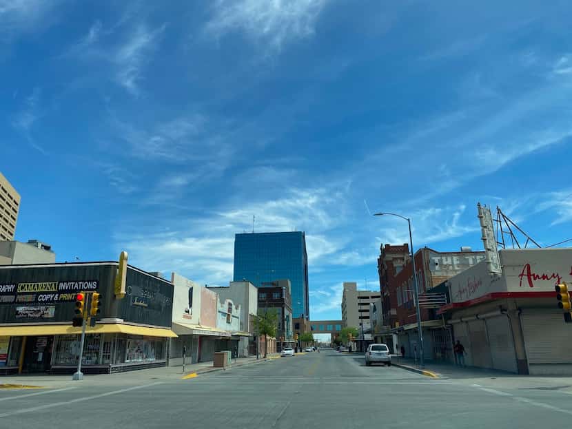 La calle Overland, en el centro de El Paso, luce desierta luego de la orden de autoridades...